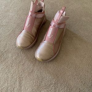 Women’s Puma sneakers in size 9. Gently worn.